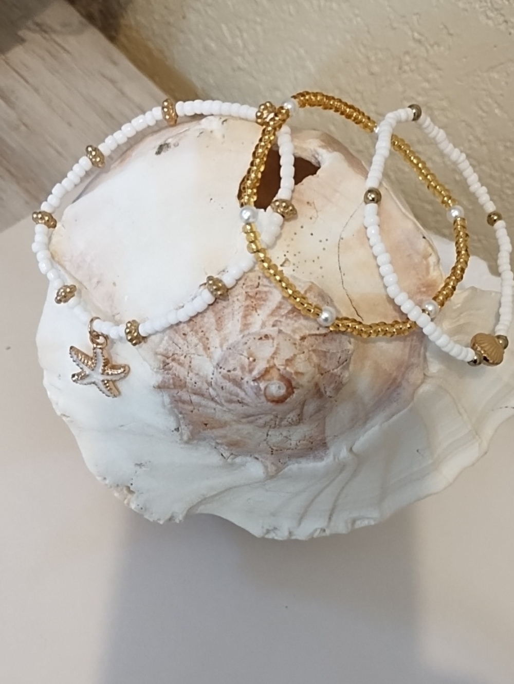 NWT Delicate White and Gold Elastic Beach Bead Bracelet Set - Picture 8 of 9